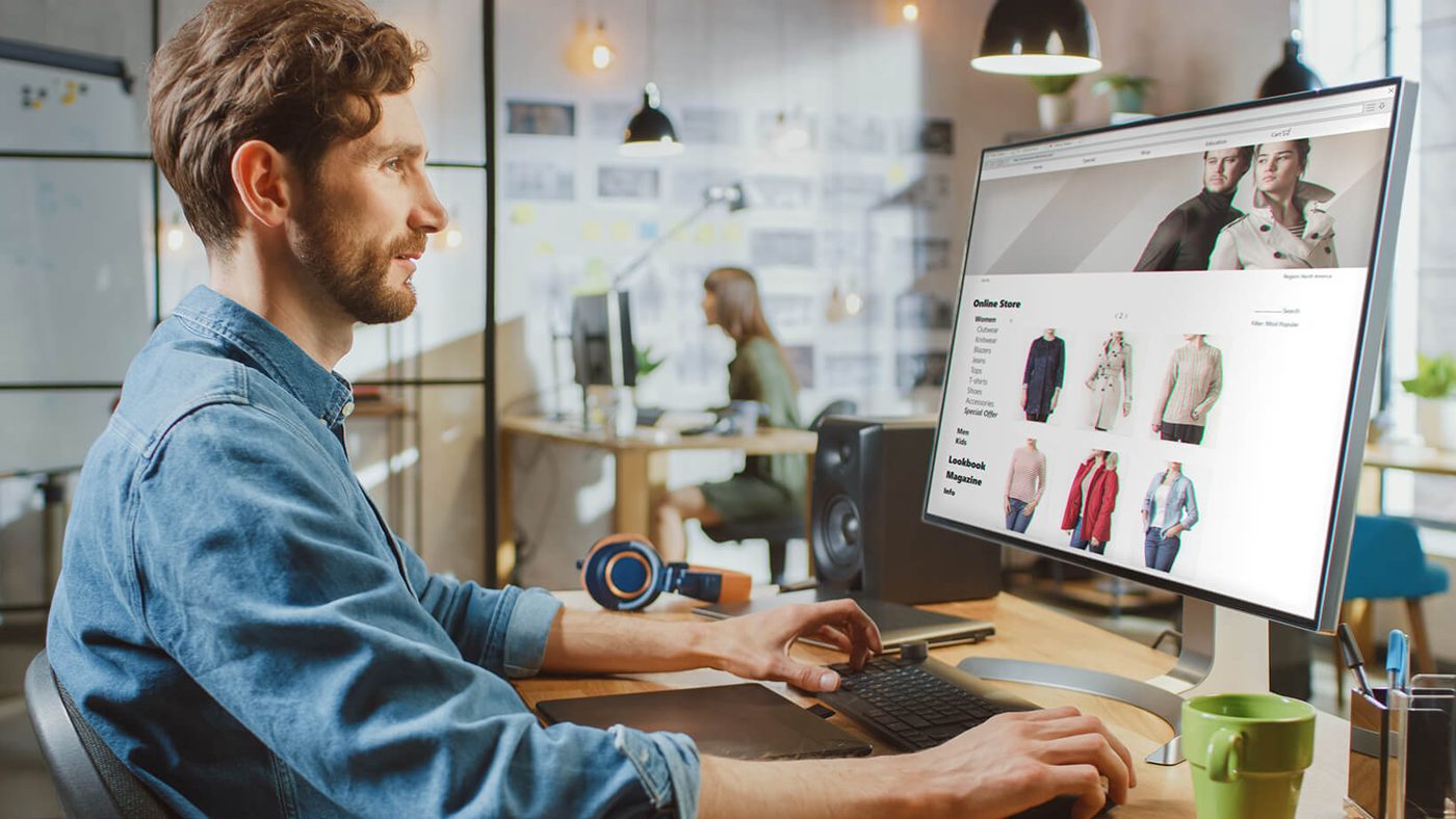 Un développeur devant un écran affichant une boutique en ligne